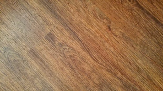 Gres porcelánico vs parquet: cuál elegir para tu suelo